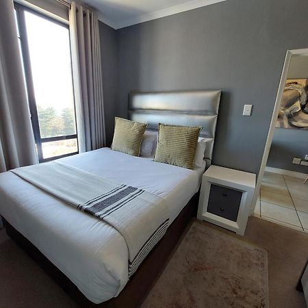 Zwelakho Furnished Apartments The Cube Йоганнесбурґ Екстер'єр фото